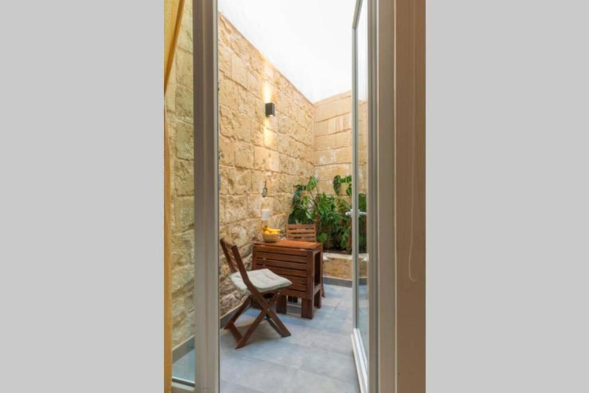 Authentic Gf Apartment With Terrace At The 3 Cities Marina Cospicua Exterior foto